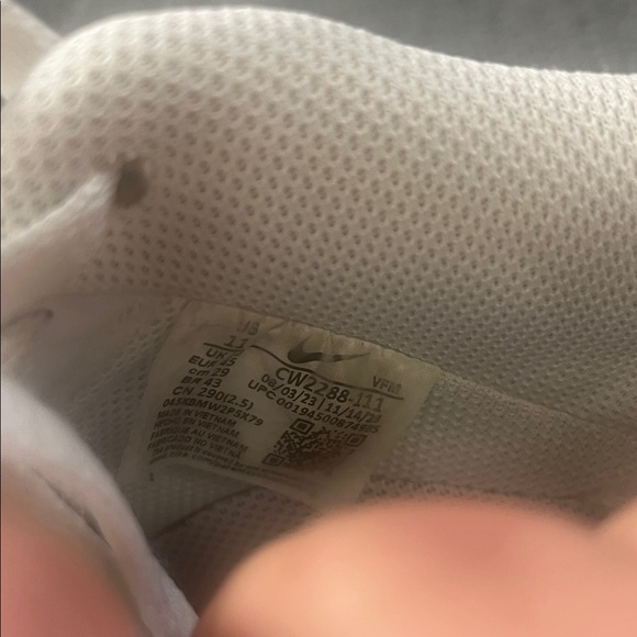 Nike Men's White Athletic Shoes - Picture 6 of 8